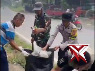 polsek lawang kidul kolaborasi membersihkan jalan lintas di tanjung enim - PoliceTube