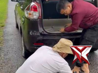 Momen di saat polisi Hadir membantu pengendara yang mengalami Trouble di Jalan