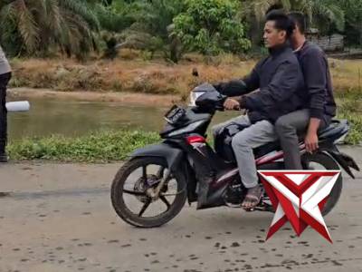 12 Personel Polsekbtsulu melakukan pengecatan pagar jembatan sungai jene