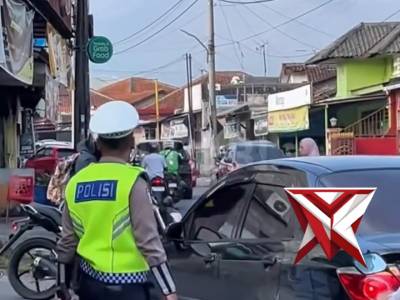 Respons cepat dan penuh empati ditunjukan oleh personel Polres Ternate saat membantu proses evakuasi - PoliceTube