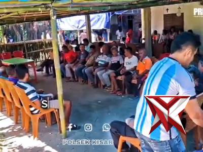 Bhabinkamtibmas polsek kisar hadiri acara adat pernikahan salah satu warga binaan