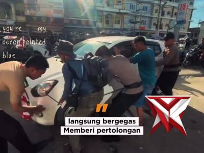 Kepedulian dan respons cepat kembali ditunjukkan oleh personel Pos Pelayanan Operasi Ketupat Kapuas - PoliceTube