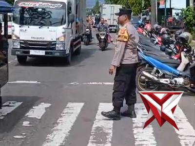 Polsek Jogorogo Melaksanakan Pengaturan Lalu Lintas Pagi