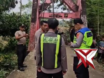 Polres Musi Rawas Polda Sumsel merenovasi jembatan Desa Pedang guna mendukung Program BELIDA
