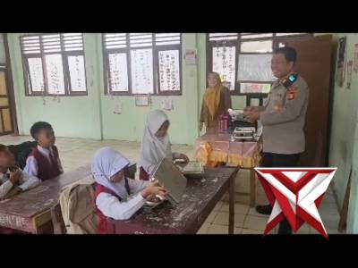 POLSEK PAMPANGAN HADIR MEMBAGIKAN MBG