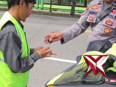 Bhabinkamtibmas Desa Mantingan memberikan sarana kontak berupa rompi, peluit, dan topi kepada mitra