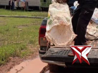 Personil polsek lalan membantu masyarakat menimbun jalan berlobang