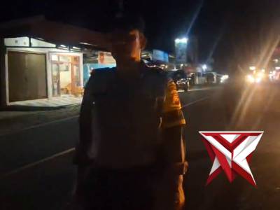 Anggota Polsek ipuh melaksanakan patroli Harkamtibmas di Wilkum Polsek ipuh - PoliceTube
