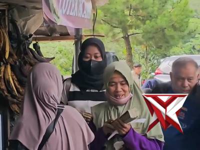 Kapolresta Bandung Berikan KaDeudeuh Untuk Wisatawan Glamping. - PoliceTube