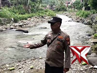 Polsek Talang Padang Cek Debit Air Sungai, Kondisi Masih Normal Meski Curah Hujan Tinggi - PoliceTube