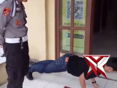 Kanit Provos Polsek Penukal melakukan tindakan disiplin bagi personil yang terlambat datang apel