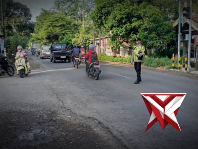 Personil Polsek Klabang Laksanakan Pengaturan Lalu Lintas Pagi