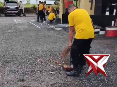 GIAT PROGRAM BERSIH LINGKUNGAN DAN ASRI (BELIDA) POLSEK RAMBANG KAPAK TENGAH - PoliceTube