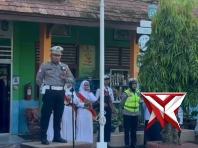 Personel Satuan Lalu Lintas Polres Muara Enim melaksanakan kegiatan Police Go To School