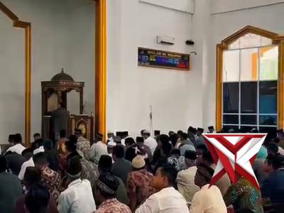 Kapolres Musi Rawas AKBP Agung Adhitya Prananta,S.H.,S.I.K.,M.H melaksanakan Shalat Jumat berjamaah
