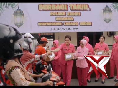 Kapolres Kediri dan Bhayangkari Cabang Kediri Bagikan Takjil Gratis Untuk Masyarakat