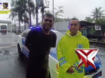 Personil Sat Lantas Polres Banjar Bersama BPBD Kota Banjar Sigap Mengevakuasi Mobil Yang Terperosok