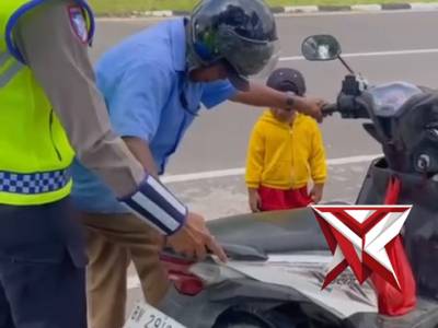 Personil polres musirawas membantu masyarakat yang berkendara mogok di jalan