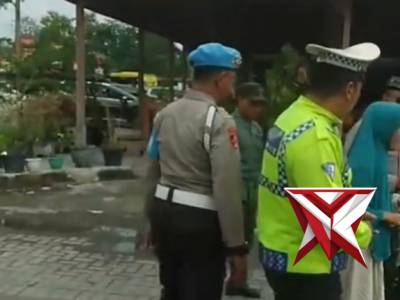 Sigap tanggap anggota polres Madiun bantu pemudik yang tertinggal rombongan