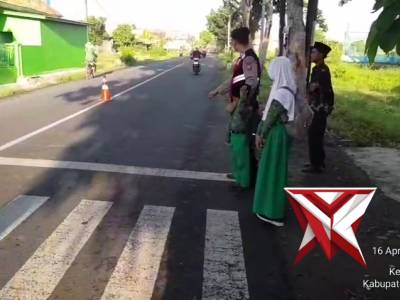 PENGATURAN ARUS LALU LINTAS DI DEPAN SEKOLAH MIN KONANG