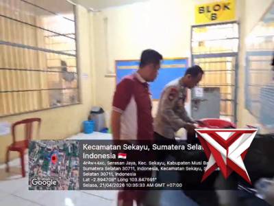 Kasat tahti dan anggota piket jaga cek barang yg di bawa keluarga besuk tahanan