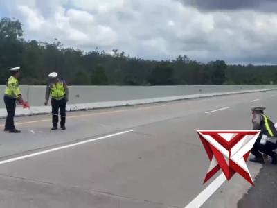 Kegiatan unit Laka Lantas cek lokasi TKP kecelakaan