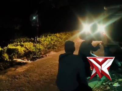 Anggota Polsek Argapura membantu pengunjung yang kendraannya mogok