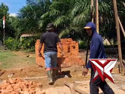 Anggota polsek megang sakti cek dan kontrol pembangunan rumah yang terbakar