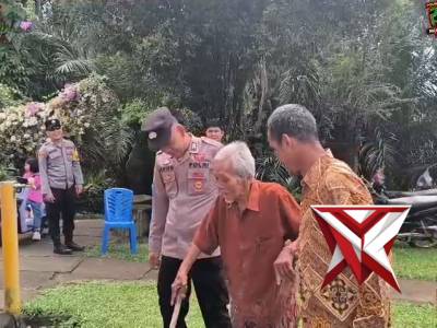 Aksi Humanis Personel Polres Musi Rawas Bantu Warga Sepuh Beribadah di Gereja