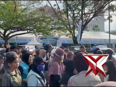 Polda Kalimantan Barat berbagi takjil kepada masyarakat sebagai wujud kepedulian dan kebersamaan