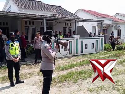 Personel Sat Binmas Polres OKU Selatan memberikan Himbauan kepada masyarakat