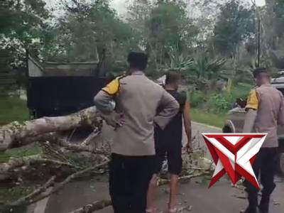 (07) Anggota Polsek BTS ulu polres Musi Rawas memberikan himbawan kepada masyarakat agar slalu berha