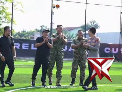 Kapolres kediri kota bersama jajaran menghadiri kegiatan pembukaan Lapangan Inzia Mini Soccer