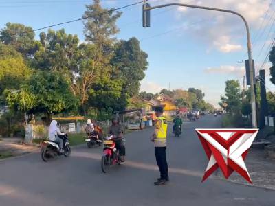 Personil Polsek Belitang I melaksanakan giat Strong Point Pagi