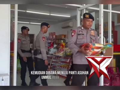 Repost @divisihumaspolri
Dari langkah sederhana di minimarket, kepedulian itu perlahan menjelma men