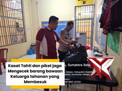 Kasat tahti dan piket jaga tahanan mengecek barang bawaan keluarga yg besuk tahanan