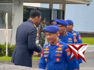 Polda Maluku Berikan Surprise Kue Ulang Tahun TNI AU ke-80