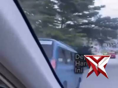 POLISI PENOLONG, ANGGOTA SAT LANTAS BANTU DORONG ANGKOT WARGA YANG MENGALAMI TROUBLE ???????