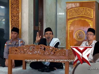 Polres Ngawi melaksanakan Pembinaan Rohani dan Mental (Binrohtal) di Masjid Miftahul Huda Polres - PoliceTube