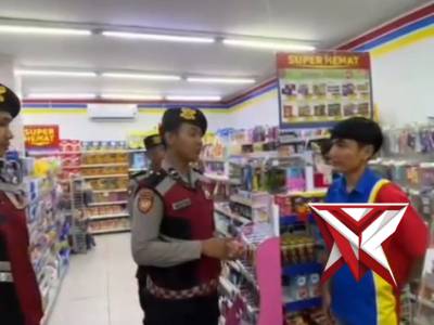 Sat Samapta melaksanakan giat patroli malam di area perbelanjaan serta pastikan kondusifitas wilayah