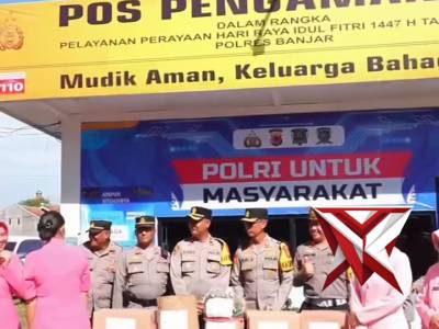 Ketua Bhayangkari Cabang Banjar Bagikan Bingkisan untuk Bekal Personel - PoliceTube