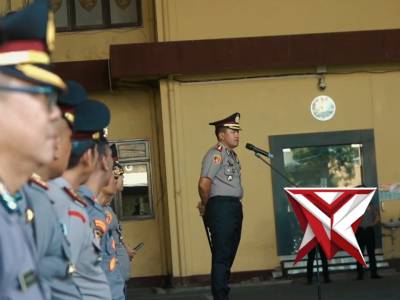 Apel Pagi Jam Pimpinan Kapolres Probolinggo - PoliceTube