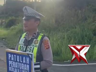 PERSONEL SATLANTAS MELAKUKAN HIMBAUAN MENGGUNAKAN PAPAN BICARA