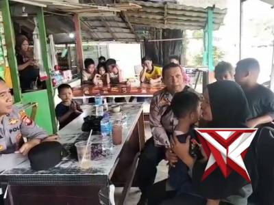 Sigap dan Humanis, Polres Singkawang Amankan Anak Terpisah di Pantai Pasir Panjang