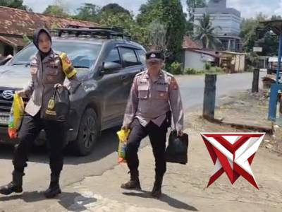 Polsek Batom memberikan bantuan berupa sembako ke masyarakat yang mendapatkan musibah kebakaran ? - PoliceTube
