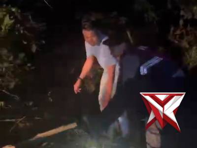 Giat anggota polres Mura, membersihkan pohon tumbang d jalan.C6