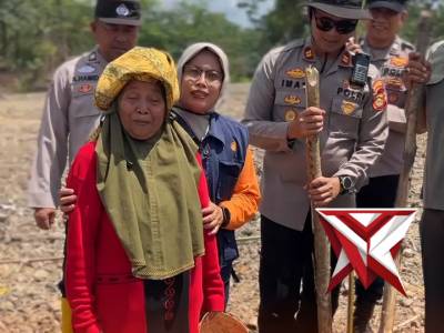 Penanaman Jagung Kuartal 2 Desa Berlian Jaya Wilkum Polsek Tungkal Jaya - PoliceTube