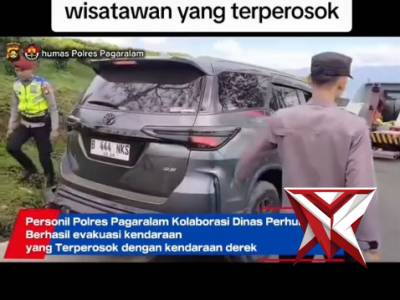 Sigap, polres pagaralam bantu mobil wisatawan yang terperosok