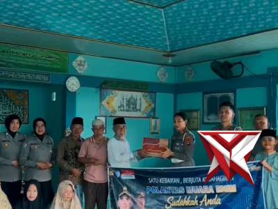 Personel Satuan Lalu Lintas Polres Muara Enim melaksanakan kegiatan sosial