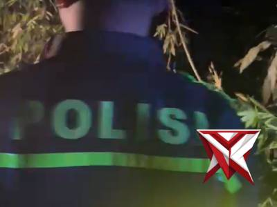 Giat anggota polres Mura, membersihkan pohon tumbang d jalan..C6 - PoliceTube